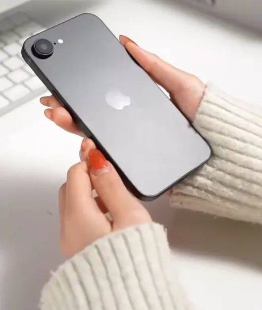 16e2025年最鸡肋的手机m6米乐注册iPhone(图11)