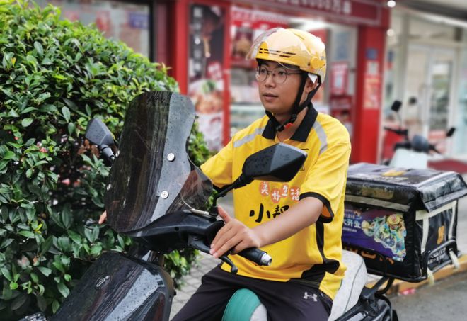 手机支架交警：不是为难大家是为了安全米乐体育M6直播平台电动车不允许安装(图2)