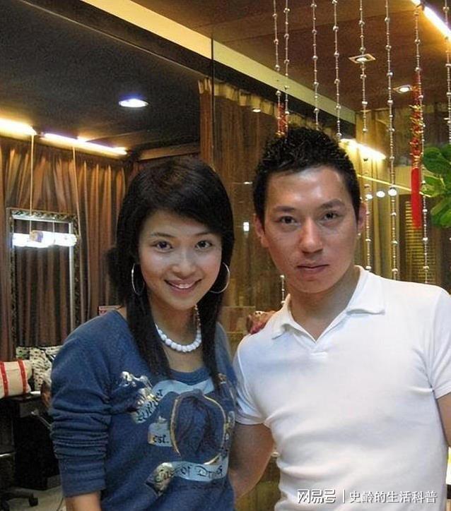 风光一时如今单身在仓库卖水果她是东方卫视最美名嘴嫁富豪后(图2)