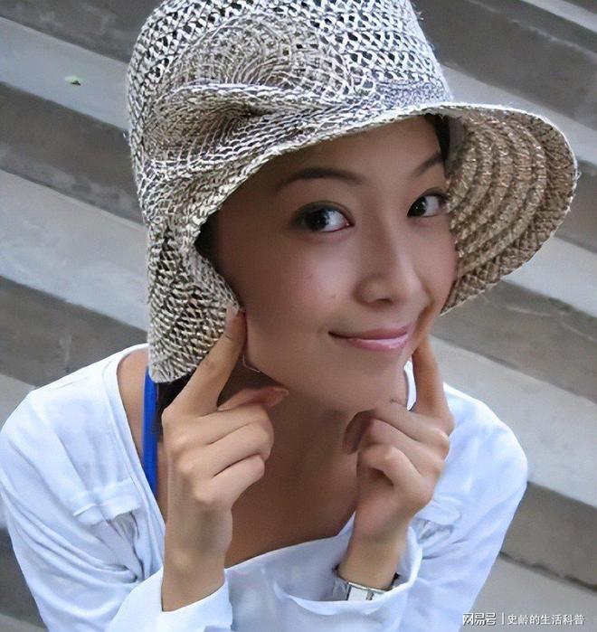 风光一时如今单身在仓库卖水果她是东方卫视最美名嘴嫁富豪后(图7)