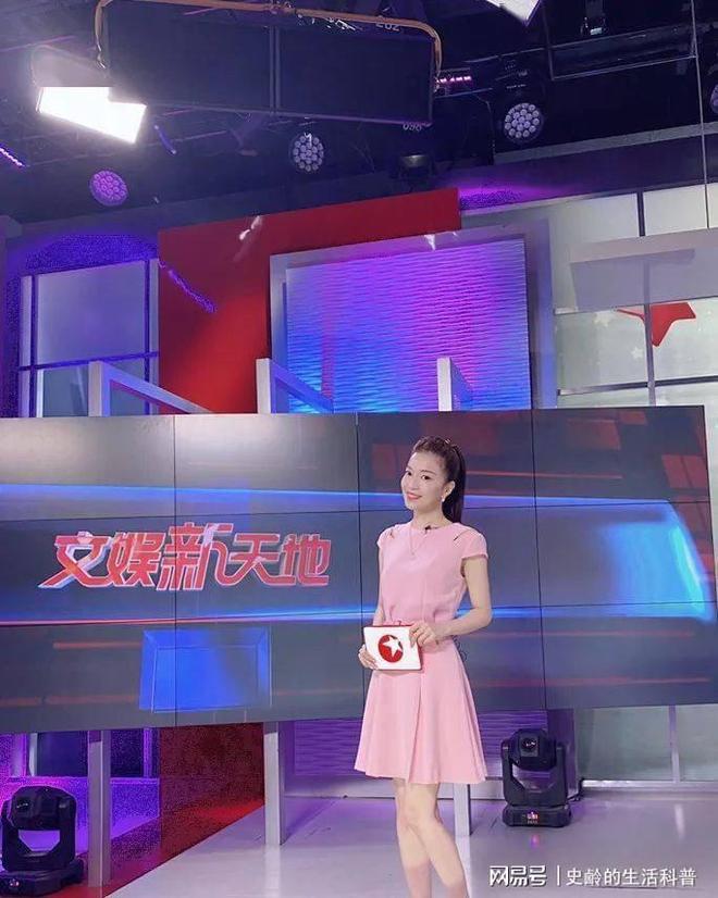 风光一时如今单身在仓库卖水果她是东方卫视最美名嘴嫁富豪后(图3)