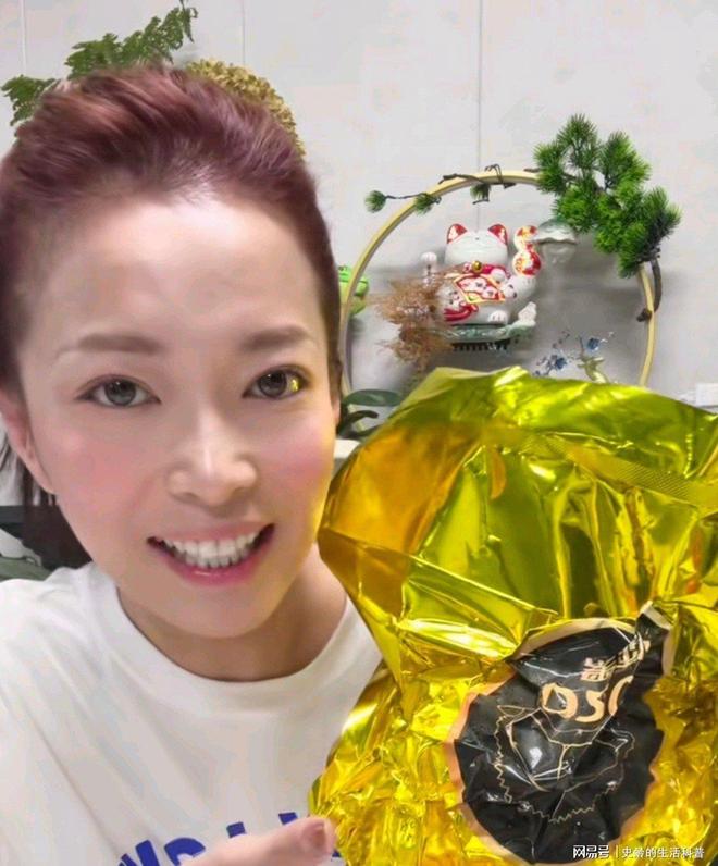 风光一时如今单身在仓库卖水果她是东方卫视最美名嘴嫁富豪后(图12)