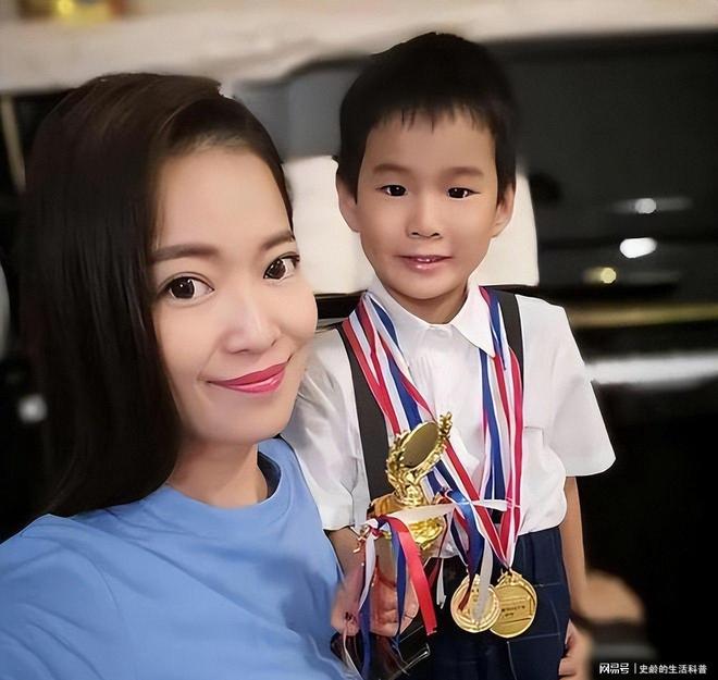 风光一时如今单身在仓库卖水果她是东方卫视最美名嘴嫁富豪后(图11)